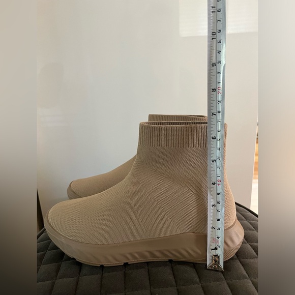 Luca Ferri stretchy sock style sneakers-color sand-size 7 US-new, never worn - Picture 8 of 9